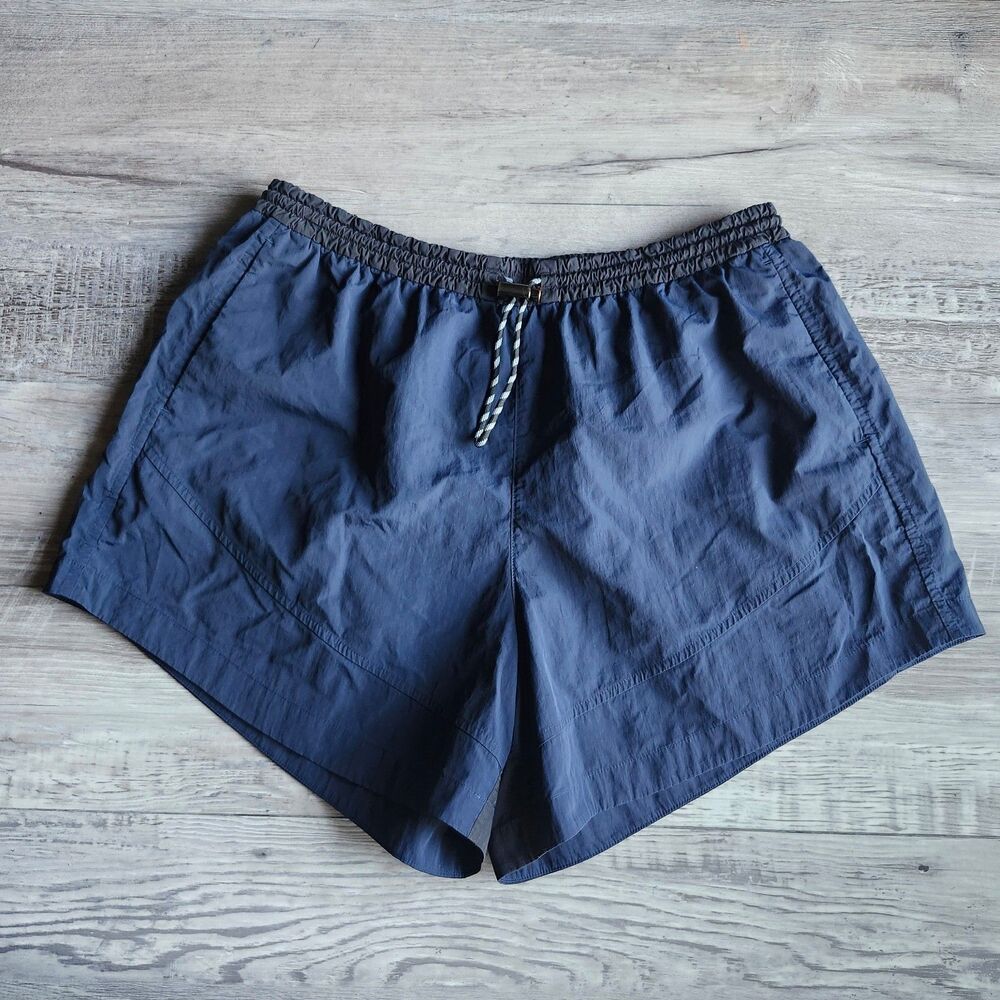 (10) Lululemon Evergreen Short
True Navy / Black